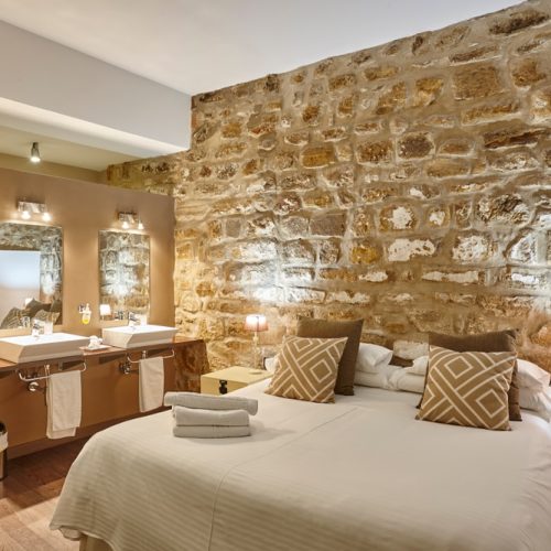 Bedroom,With,Stone,Walls.,Comfortable,Modern,Hotel,Room.,Interior,Architecture